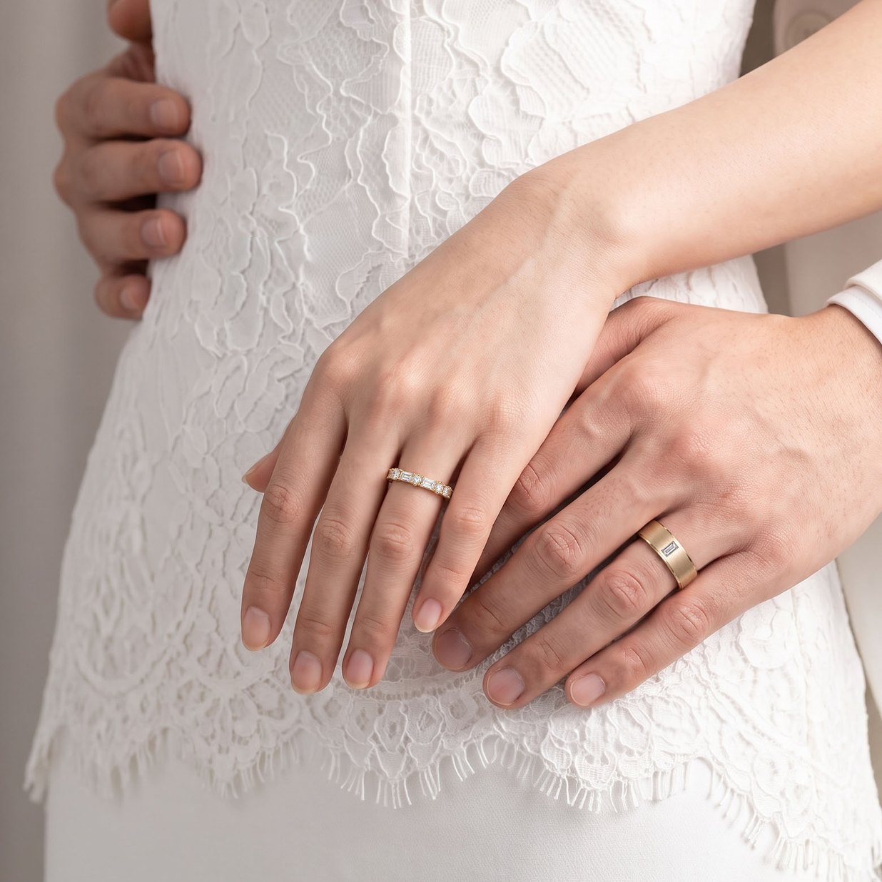 新人雙手交疊,兩人無名指各戴一只金色結婚對戒,女戒細鑲碎鑽、男戒素面