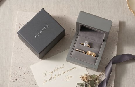 戒盒裡的求婚鑽戒與結婚對戒
